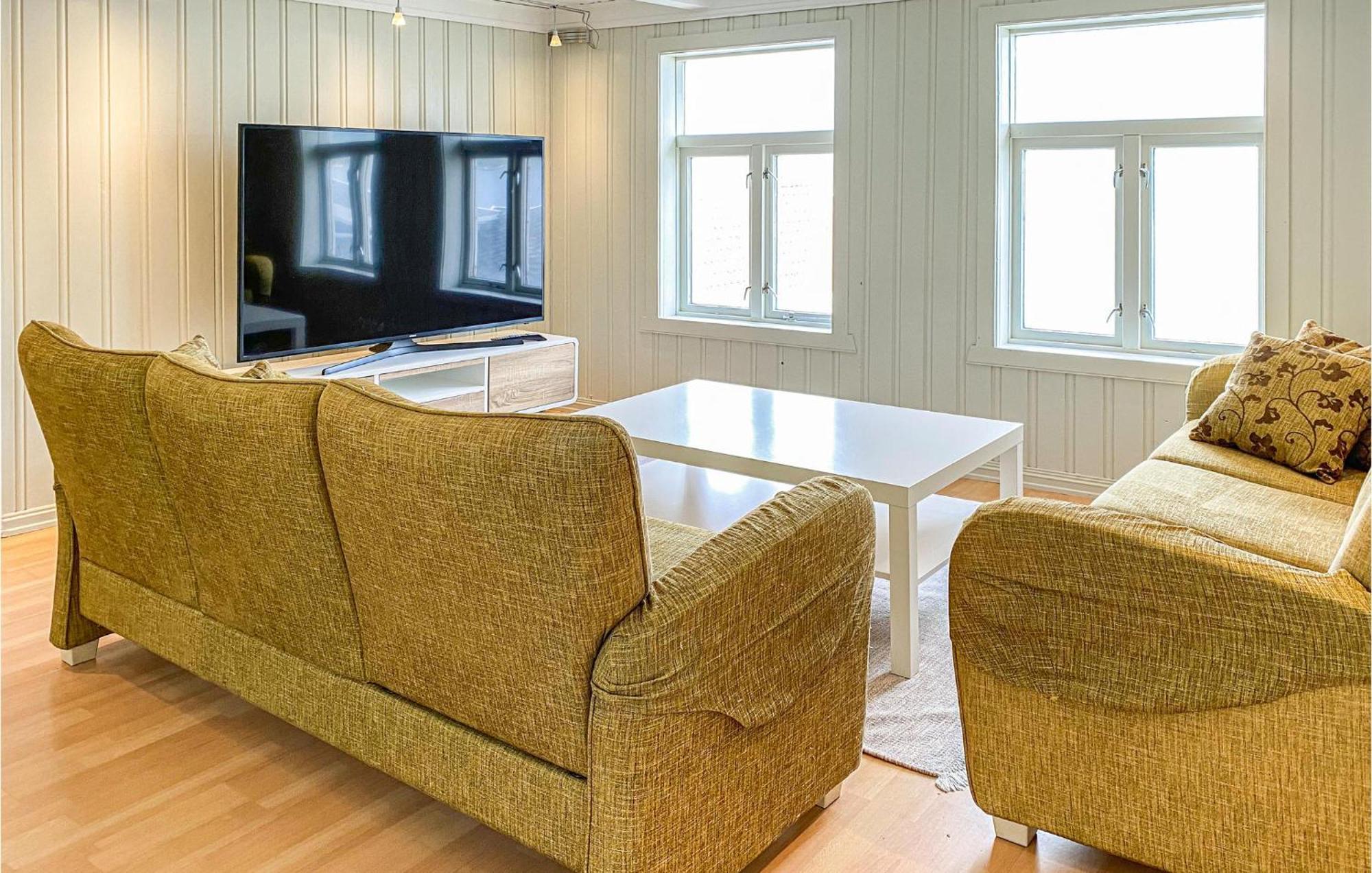 Awesome Home In Kristiansund With House Sea View Ngoại thất bức ảnh